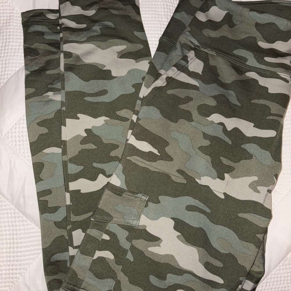 PINK High Waisted Camouflage Leggings
